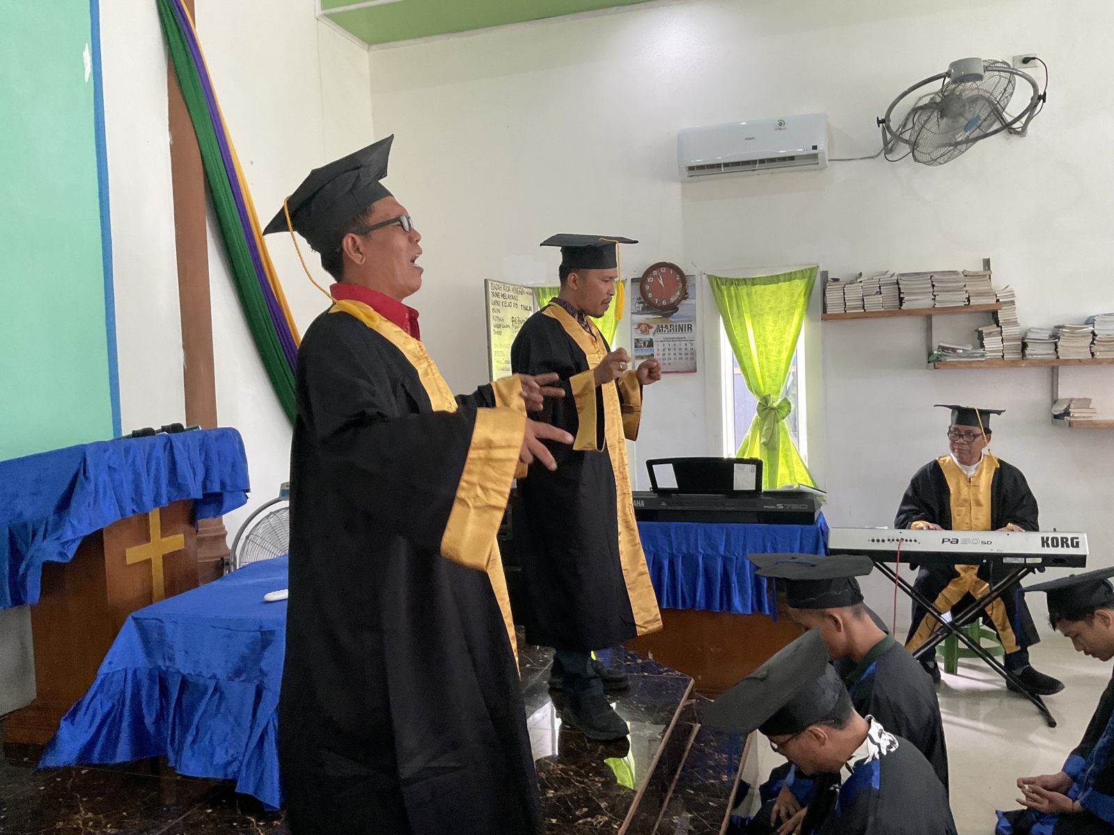 Para pengajar memimpin ibadah wisuda